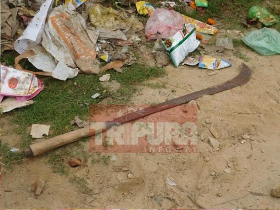 Robbers looted house : sharp weapons recovered by police Robbers looted house : sharp weapons recovered by police
